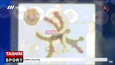 اهدای جام قهرمانی مسابقات کشتی فرنگی قهرمانی جهان به ایران و نواخته شدن سرود ملی کشورمان در سالن برگزاری رقابت‌ها