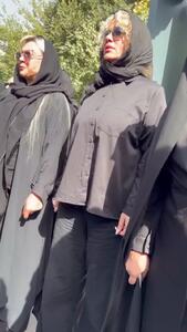 نماز خواندن و گریه‌ شراره رخام در خاکسپاری امید جهان
