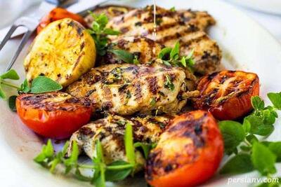 طرز تهیه مرغ گریل شده با طعم لیمو و سبزیجات معطر به شیوه آسان و خوشمزه