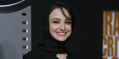 کت‌وشلوار گل‌دار مشکی، انتخاب متفاوت ندا جبرائیلی در مراسم اکران - چی بپوشم