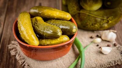طرز تهیه خیار شور خانگی ترد و خوشمزه به روشی سریع و آسان !