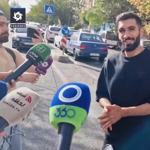 ببینید؛ مدافع جنجالی استقلال با پیک موتوری از مقابل خبرنگاران رفت!