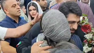 به آغوش کشیدن مادر و خواهر توسط هادی ساروی بعد از قهرمانی کشتی جهان