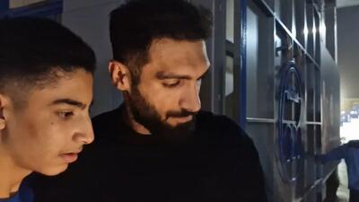 لحظه خروج بازیکنان استقلال از محل تمرین و عکس یادگاری با هواداران