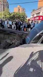 تصاویر عجیب از سقوط چندین خودرو در پی فرو نشست جاده!