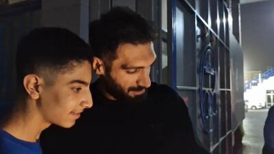 عکس یادگاری هواداران استقلال با بازیکنان در هنگام خروج از محل تمرین