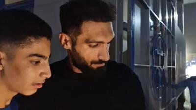 لحظه خروج بازیکنان استقلال از محل تمرین و عکس یادگاری با هواداران