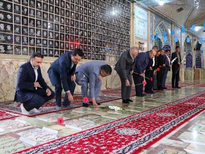 ادای احترام مدیرعامل بانک مسکن و هیات همراه به مقام شهدا/تاکید دکتر خورسندیان بر تلاش در جهت سربلندی ایران اسلامی