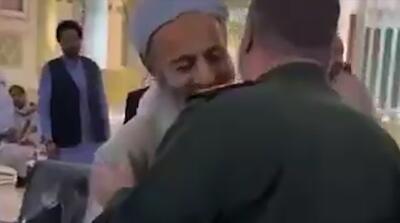 مولوی عبدالحمید در آغوش فرمانده سپاه