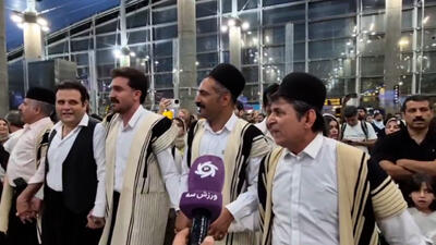 سر دادن ترانه شیرعلی مردون در فرودگاه امام