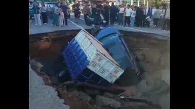فرو نشست عظیم جاده در شهر ژوکو چین
