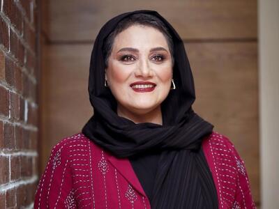 شبنم مقدمی کنار یک در چوبی؛ اصالت از این عکس می‌بارد - چیدانه
