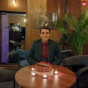 عکس/ جواد جوادی سریال بچه مهندس در شب تولدش به همراه همسر زیبایش | اقتصاد24