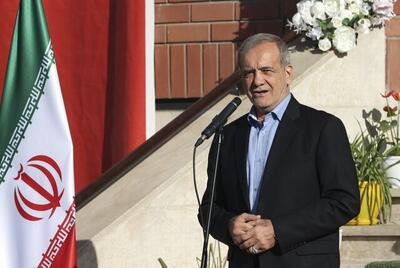پزشکیان خطاب به دانش‌آموزان: همه طلا هستید؛ این را یادتان نرود / معلمان عزیزتان وظیفه دارند این طلای شما را استخراج کنند / پزشکان و سازندگان هواپیما انسان‌هایی هستند که ارزش بیشتری از طلا دارند، ولی باید زحمت کشید