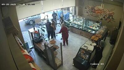 بببینید؛ حمله وحشتناک گاو به یک قنادی