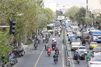 قدرت‌نمایی موتورسواران در خط ویژه تهران؛ رانندگان خودرو ۵۰ درصد مقصر!