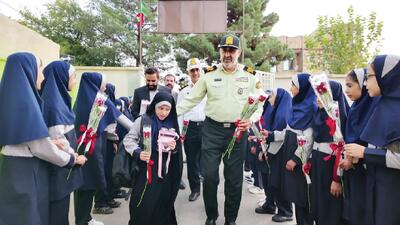فرماندهان پلیس کنار فرزندان همکاران شهید
