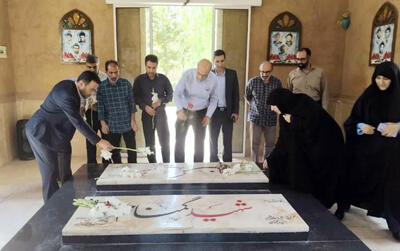 گلباران و عطرافشانی مزار شهدای گمنام دانشکده علوم قرآنی شیراز