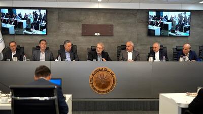 علی لاریجانی: هم نظر با فعالان بخش خصوصی، موافق برداشته شدن نگاه امنیتی و فراقانونی به اقتصاد هستم