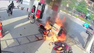 فیلم آتش‌سوزی وحشتناک پمپ بنزین بر اثر دنده عقب مرسدس