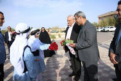 استاندار خراسان رضوی برای مراسم آغاز سال تحصیلی جدید وارد تایباد شد