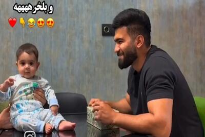 آواز شاد؛ باباهه برا بچه فنقلیش آهنگ دلدار خوند ذوق جوجه قلبتو از جا میکنه انقد شیرین