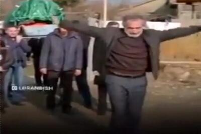 آواز جگرسوز؛ میگن درد جوون از دست دادن سخته پدر جلو تابوت پسرش جا عروسیش میرقصه یاخدا