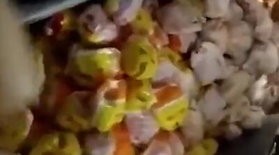 تصاویر بسته بندی مجدد مرغ تاریخ گذشته!