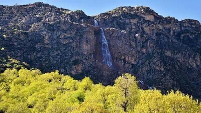 دره‌ای که با آبشار برنجه جان می‌گیرد؛ جایی میان سنگ و سرسبزی + فیلم