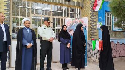 همراهی فرمانده نیروی انتظامی نیشابور و هیئت همراه با فرزند شهید میرآبادی از منزل تا مدرسه در روز بازگشایی مدارس