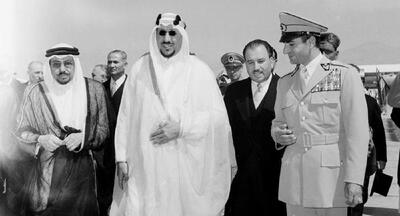 استقبال پهلوی از پادشاه سعودی در فرودگاه تهران(عکس)