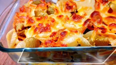 طرز تهیه پیتزا ماکارونی با پنیر پیتزا و سس بشامل