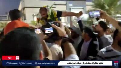 ببینید؛ استقبال بی‌نظیر از قهرمان جهان در اهواز؛ میرزازاده روی دوش مردم!