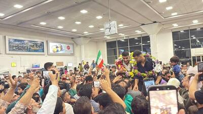 بازگشت قهرمانان جهانی کشتی فرنگی به شیراز با استقبال پرشور مردم