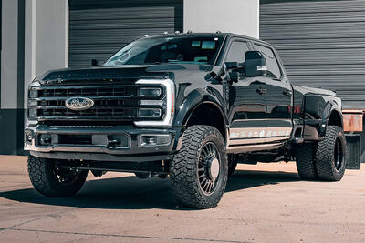 تبدیل فورد F-450 به هیولای سیاه‌پوش رعب‌انگیز! - پدال