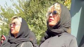فیلم/ نماز خواندن و گریه‌ شراره رخام در خاکسپاری امید جهان