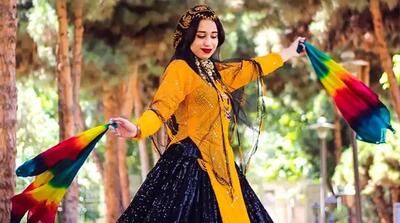 آواز محلی؛ رضا بهرام رفته اجرا شیرازیا براش واسونک میخونن بهش بر خورد میگه من خوانندم
