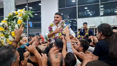 استقبال مردم شیراز از فرخی و کشتکار