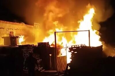 آتش‌سوزی در کارخانه پالت‌سازی ایلخچی