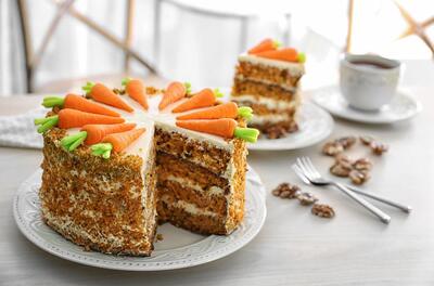 خوشمزه‌ترین و خوش عطرترین کیک هویج گردو کافه‌ای