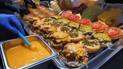 طرز تهیه برگر دوبل کره ای با سس پنیر و بیکن در خیابان‌های سئول (فیلم)