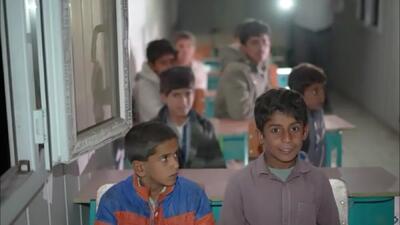 خداحافظی دانش‌آموزان یکی از روستاهای محروم جاسک با مدرسه کپری +ویدیو