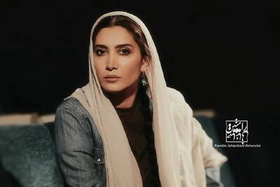 استایل پاییزی نیکی مظفری در پشت صحنه نمایش تئاتر!