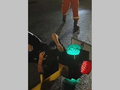 حادثه عجیب در چین؛ گیر کردن سر مرد جوان داخل چراغ راهنمایی!