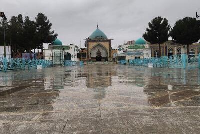 نماهایی دیدنی از بارش باران در صحن امام‌زاده سیدعباس(ع) بجنورد