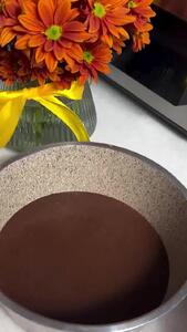 کیک شکلاتی با بافتی پنبه‌ای، نرم و خوشمزه + فیلم
