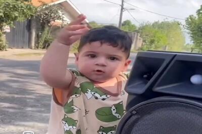آواز محلی؛ بچه از چاقی زیاد چین افتاده دستای تپلش جوری تاتی تاتی کنان رقصید غش میری