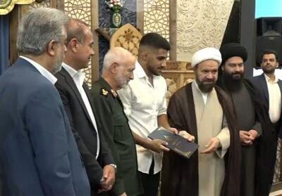 پهلوان غلام‌رضا فرخی قهرمان کشتی جهان‌ خادم حرم شاهچراغ (ع) شد - تسنیم