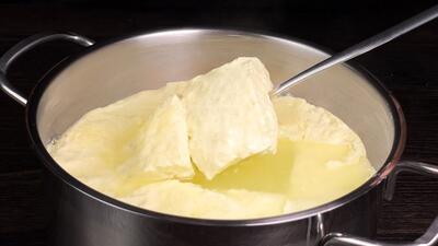 طرز تهیه پنیر خانگی با ۱.۵ لیتر شیر و ۴ تخم‌مرغ به سبک آشپز آلمانی (فیلم)