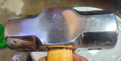 حکاکی ارزان و ماندگار روی فلز | روشی باورنکردنی با آب نمک و برق ۱۲ ولت!